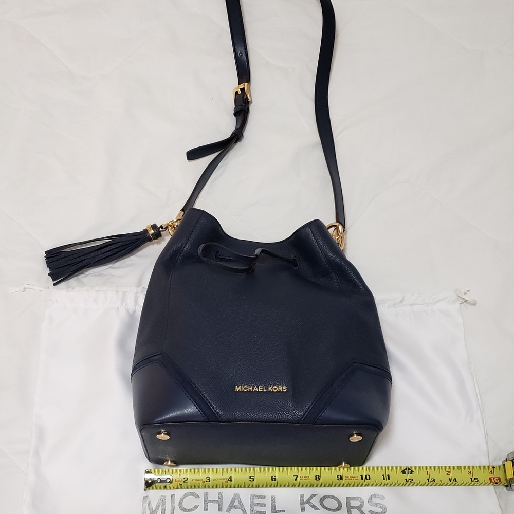 Michael Kors Nicole Lg Navy Bucket Crossbody Bag - Picture 3 of 8